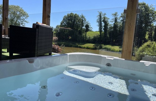 Exeter Cabin | Oak Lodge - Free WiFi & Parking