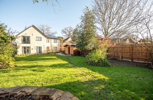 Reading Apartment | Oak Lodge - Premium 2-Bed, 2-Bath with Parking