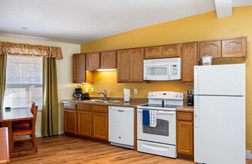 Pinetop Apartment | Oak-Lodge Standard by Roundhouse Resort and Spa