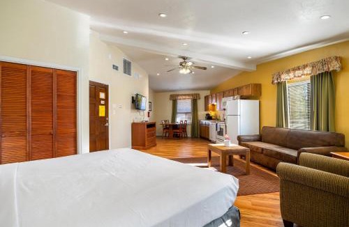 Pinetop Apartment | Oak-Lodge Standard by Roundhouse Resort and Spa