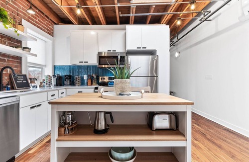 Crossroads Arts District Apartment | Oak Loft #6 + Walkable to Downtown + Parking