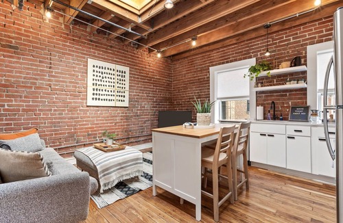 Crossroads Arts District Apartment | Oak Loft #6 + Walkable to Downtown + Parking