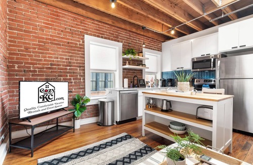 Crossroads Arts District Apartment | Oak Loft #6 + Walkable to Downtown + Parking
