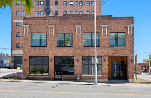 Crossroads Arts District Apartment | Oak Loft #6 + Walkable to Downtown + Parking