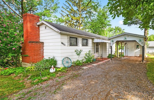 Waterport Cottage | Oak Orchard Creek Cottage Close to Lakes and Nature & Major Cities