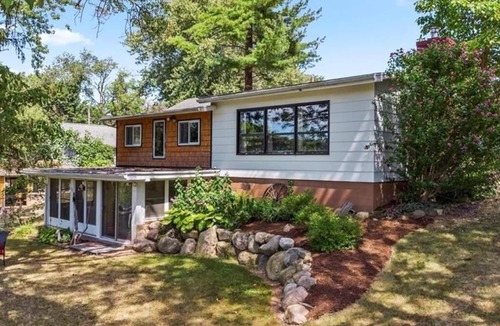 Waterport Cottage | Oak Orchard Creek Cottage Close to Lakes and Nature & Major Cities
