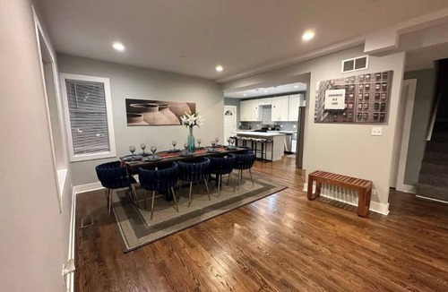 Oak Park House | Oak Park 3000 sq ft, sleep 16