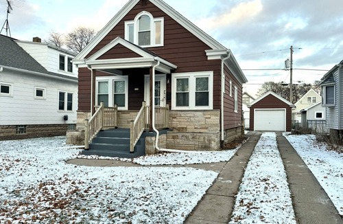 Milwaukee House | Oak Park Bliss: 3BR, 2BA Gem