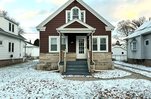 Milwaukee House | Oak Park Bliss: 3BR, 2BA Gem