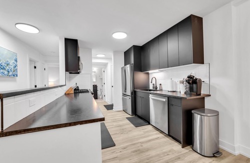 Oak Park Apartment | Oak Park Gem Next to Green Line In Unit Laundry