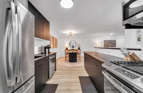 Oak Park Apartment | Oak Park Gem Next to Green Line In Unit Laundry