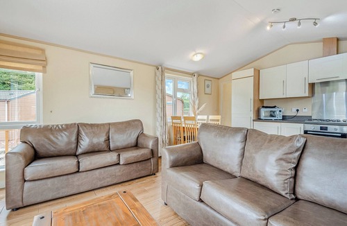 Cardeston Ski Chalet | Oak Place (Partial Lake View)