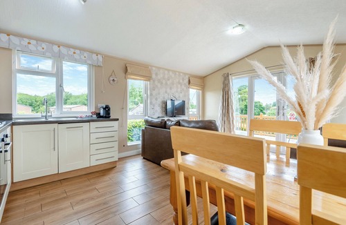 Cardeston Ski Chalet | Oak Place (Partial Lake View)