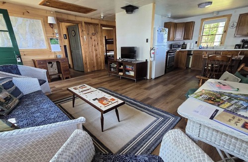 Mac Mahan House | OAK POINT CABIN | WATERFRONT | 2 Bed, 1 Bath