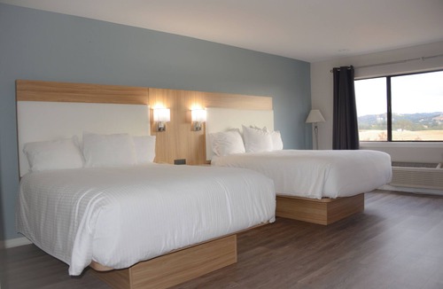 Plymouth Hotel | Oak Ridge Inn