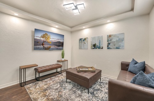 Lawton Apartment | Oak's Beautiful Contemporary Suite #02