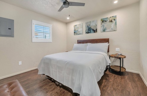 Lawton Apartment | Oak's Beautiful Contemporary Suite #10