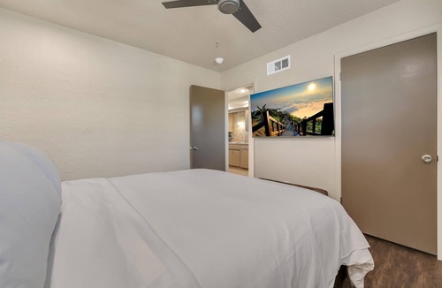 Lawton Apartment | Oak's Beautiful Contemporary Suite #08