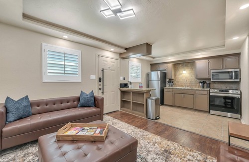 Lawton Apartment | Oak's Beautiful Contemporary Suite #15