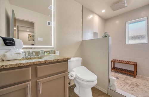 Lawton Apartment | Oak's Beautiful Contemporary Suite #15