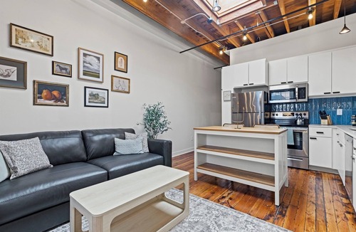 Crossroads Arts District Condo | Oak St. Loft #2 - 1 Bedroom Walkable to T-Mobile, P&L, Streetcar + Pkg