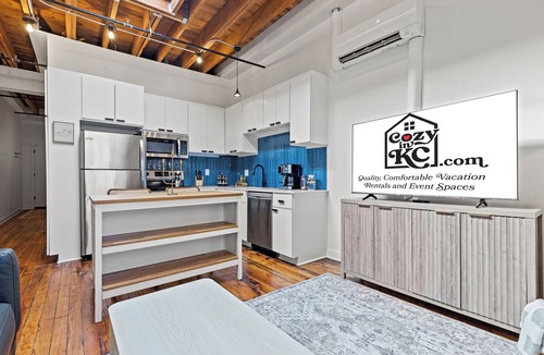 Crossroads Arts District Condo | Oak St. Loft #2 - 1 Bedroom Walkable to T-Mobile, P&L, Streetcar + Pkg