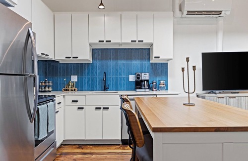 Crossroads Arts District Condo | Oak St. Loft #2 - 1 Bedroom Walkable to T-Mobile, P&L, Streetcar + Pkg