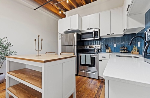 Crossroads Arts District Condo | Oak St. Loft #2 - 1 Bedroom Walkable to T-Mobile, P&L, Streetcar + Pkg