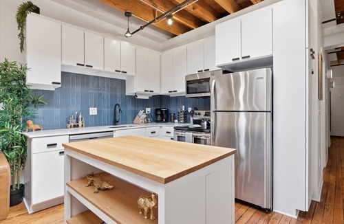 Crossroads Arts District Condo | Oak St. Loft #5 Downtown 1BR | Crossroads Arts District | Free Parking Spot