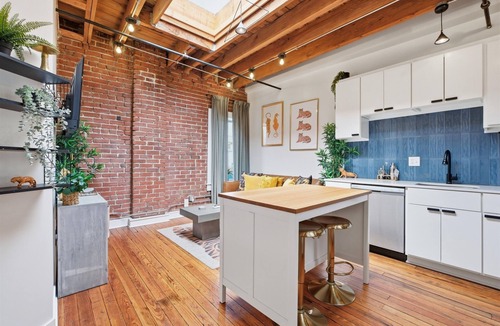 Crossroads Arts District Condo | Oak St. Loft #5 Downtown 1BR | Crossroads Arts District | Free Parking Spot