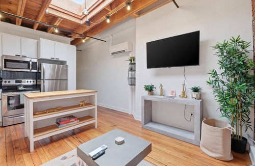 Crossroads Arts District Condo | Oak St. Loft #5 Downtown 1BR | Crossroads Arts District | Free Parking Spot