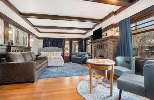 Upper Telegraph House | Oak Suite