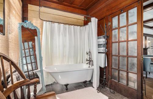 Upper Telegraph House | Oak Suite