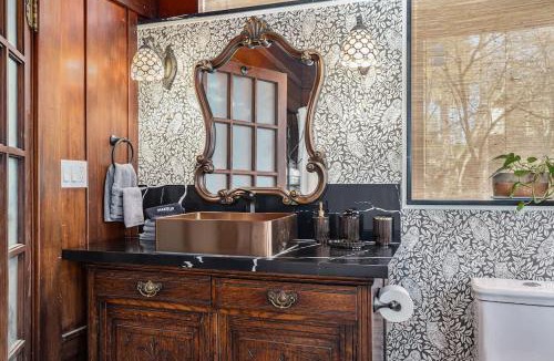 Upper Telegraph House | Oak Suite