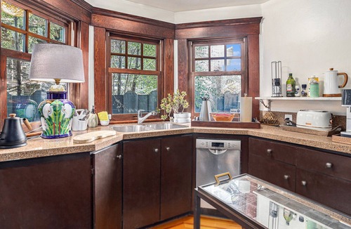 Upper Telegraph Apartment | Oak Suite