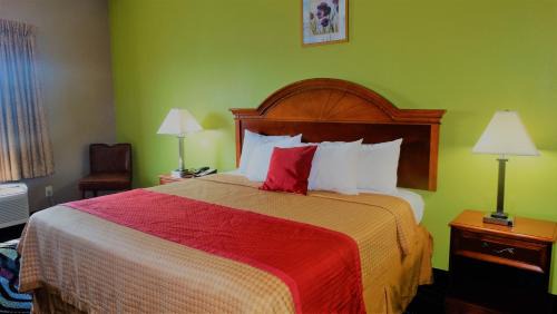 Claxton Hotel | Oak Tree Inn & Suites