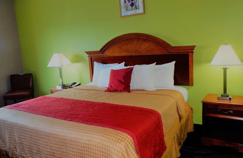 Claxton Hotel | Oak Tree Inn & Suites