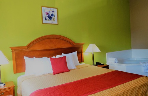 Claxton Hotel | Oak Tree Inn & Suites