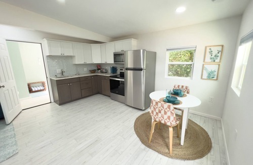Hobbs House | Oak Tree Oasis Guesthouse w/Private Heated Pool