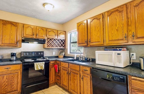 Orange Park House | ~Oak Tree Oasis Sleeps 10 Extra Parking~