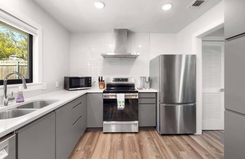 Oak Forest House | Oak Tree Retreat - Quiet Stay Near Domain & Q2