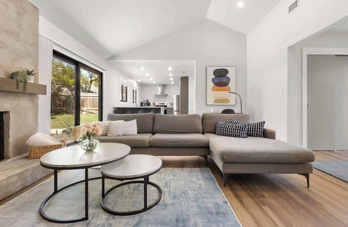 Oak Forest House | Oak Tree Retreat - Quiet Stay Near Domain & Q2