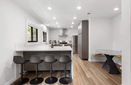 Oak Forest House | Oak Tree Retreat - Quiet Stay Near Domain & Q2