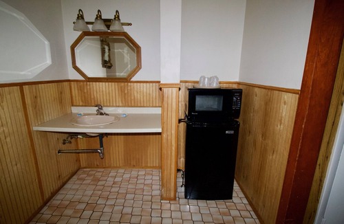 Waterford Hotel | Oakdell Motel