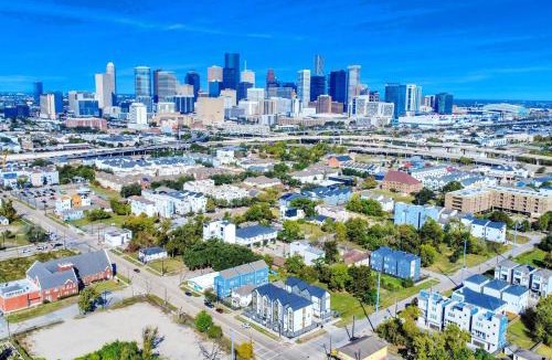 South Central Houston House | OakHaven- Centrally located, near downtown and TMC - Sleeps 10 - 3br3ba