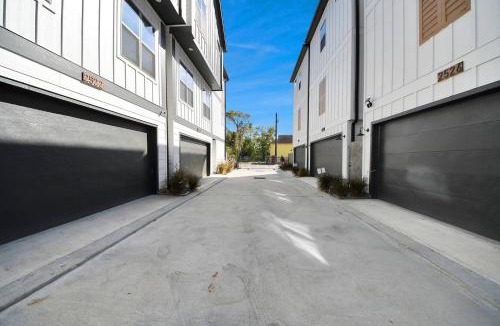 South Central Houston House | OakHaven- Centrally located, near downtown and TMC - Sleeps 10 - 3br3ba