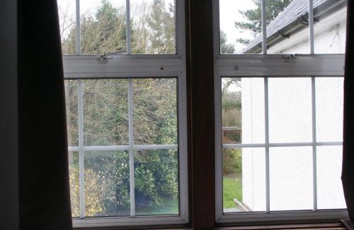 Gatwick Bed & Breakfast | Oakhurst Gatwick Traditional English B&B & bookable Holiday parking deals GATWICK transport