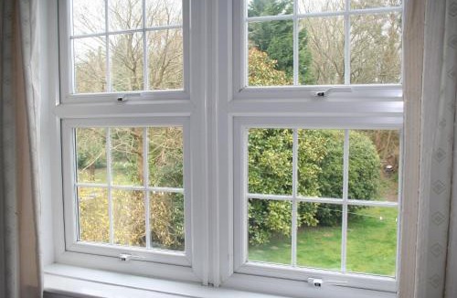 Gatwick Bed & Breakfast | Oakhurst Gatwick Traditional English B&B & bookable Holiday parking deals GATWICK transport