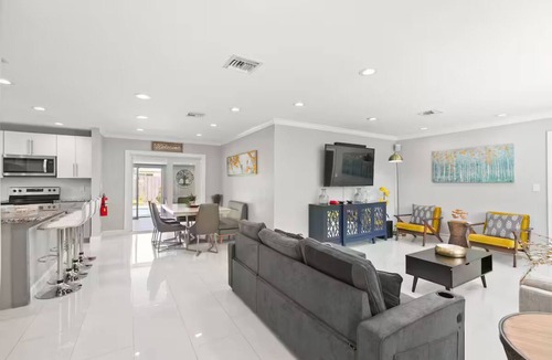 Central Corals House | Oakland By The Sea 3BD/pool/BBQ/10 min to beach.