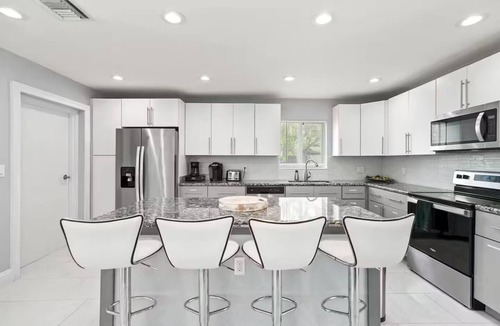 Central Corals House | Oakland By The Sea 3BD/pool/BBQ/10 min to beach.